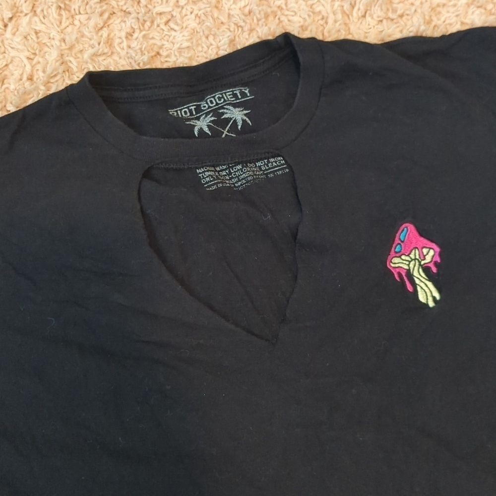 Riot Society Black Cutout Pink Psychedelic Mushroom Cropped‎ Tee L